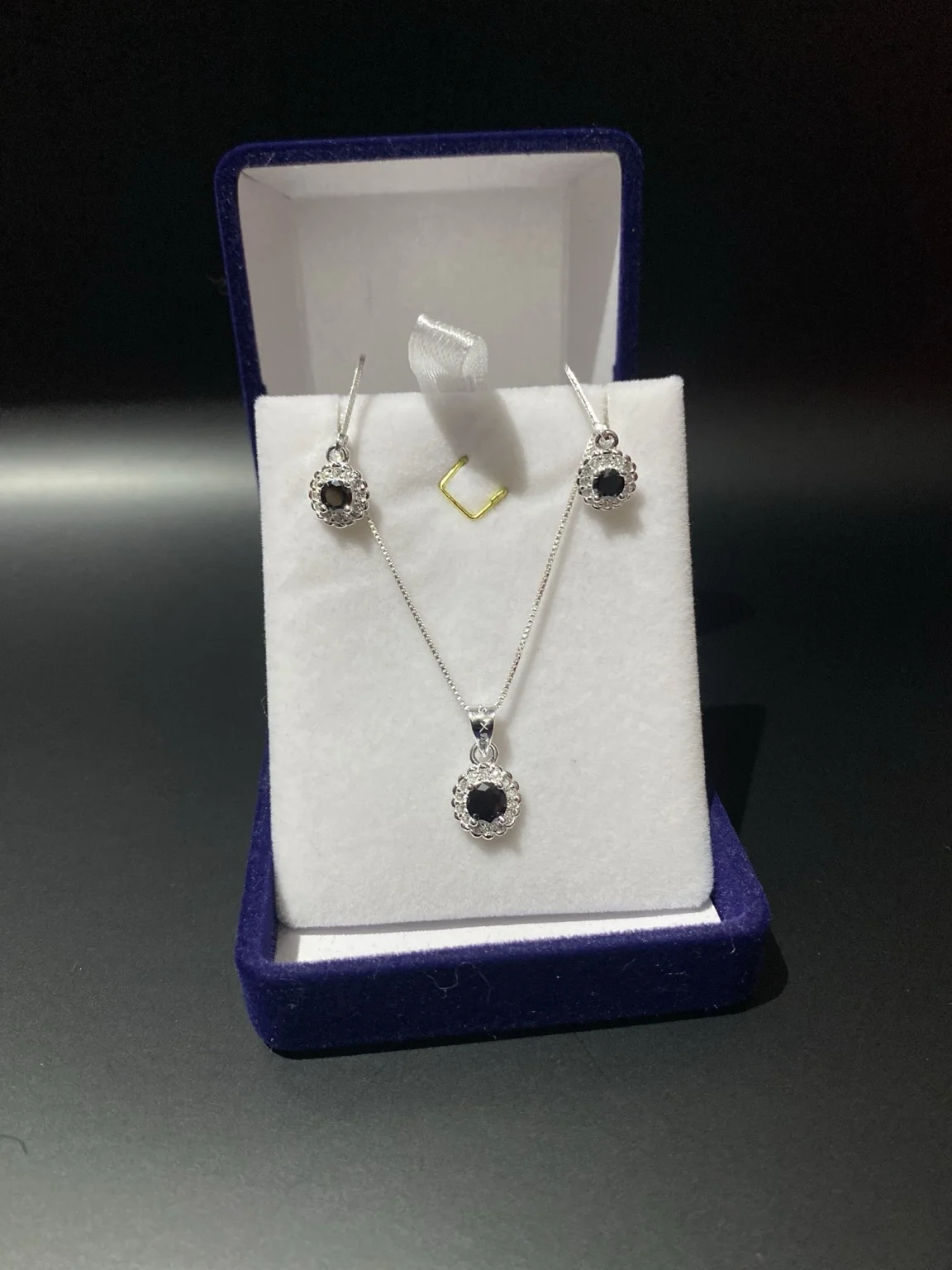 Set plateado con detalle negro