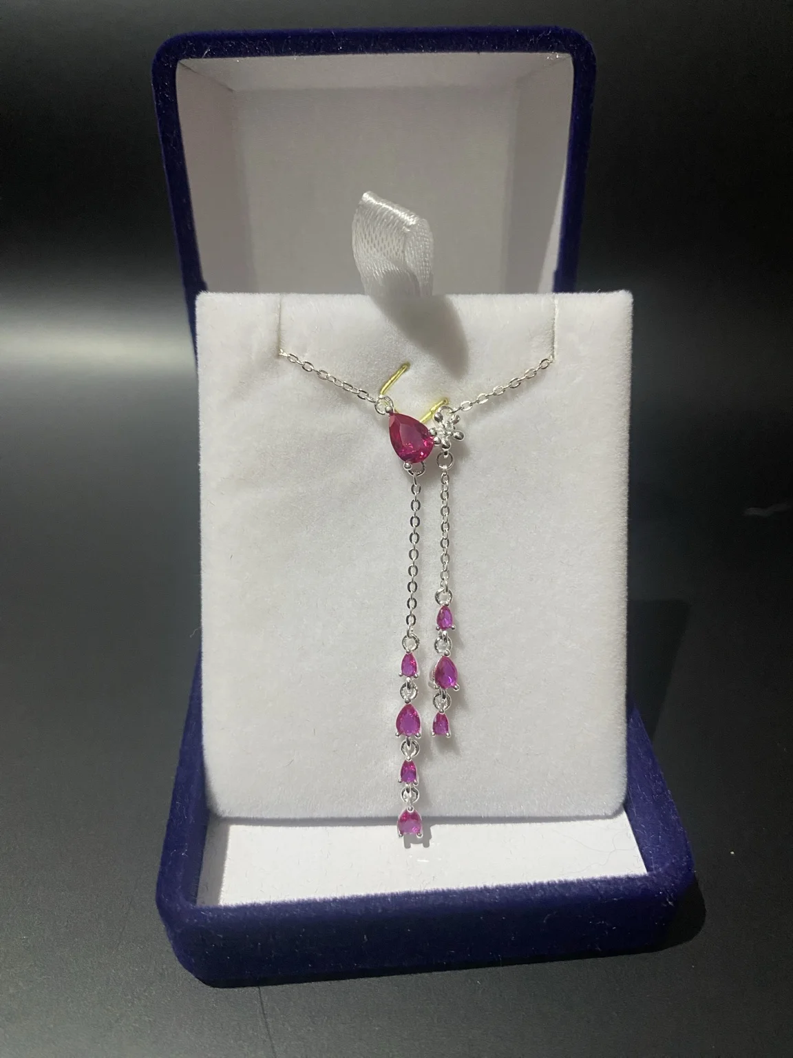 Collar cascada fucsia